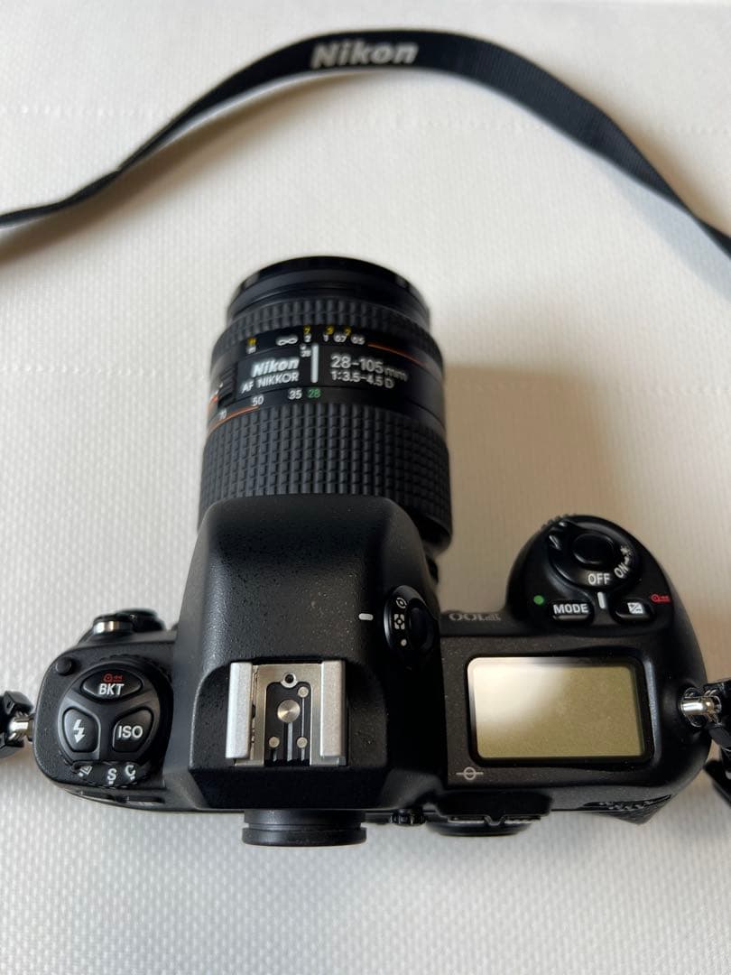 Nikon F100 一眼レフカメラ + Nikkor 28-105mm