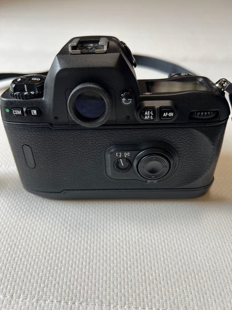 Nikon F100 一眼レフカメラ + Nikkor 28-105mm