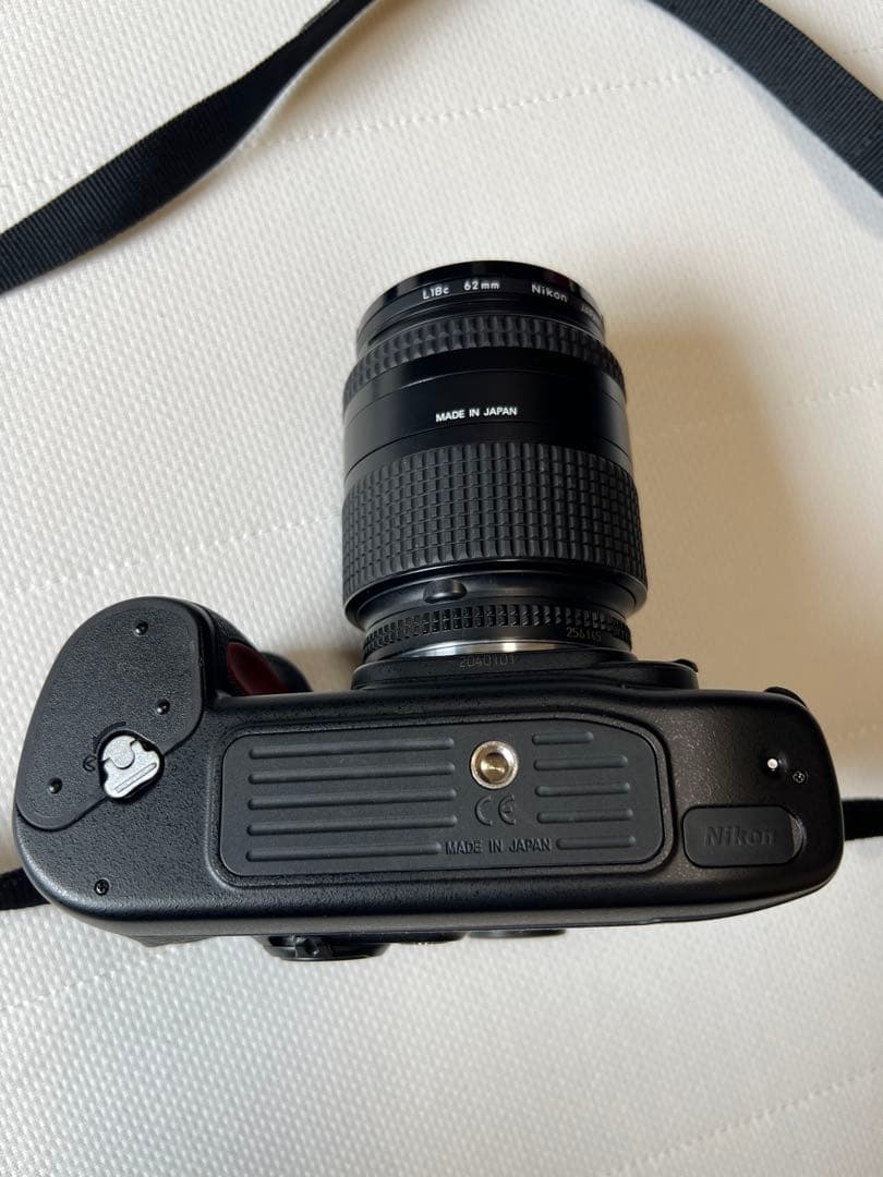 Nikon F100 一眼レフカメラ + Nikkor 28-105mm