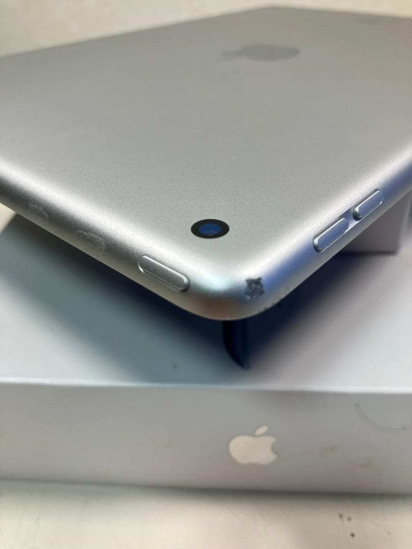 iPad 第9世代　64GB シルバー　Wi-Fiモデル　カバーガラス付