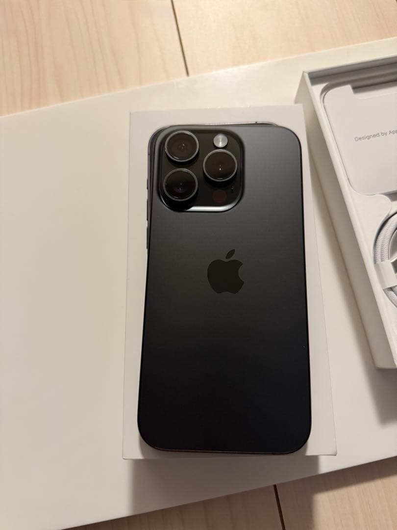 Apple iPhone 15 Pro ブラックチタニウム　本体