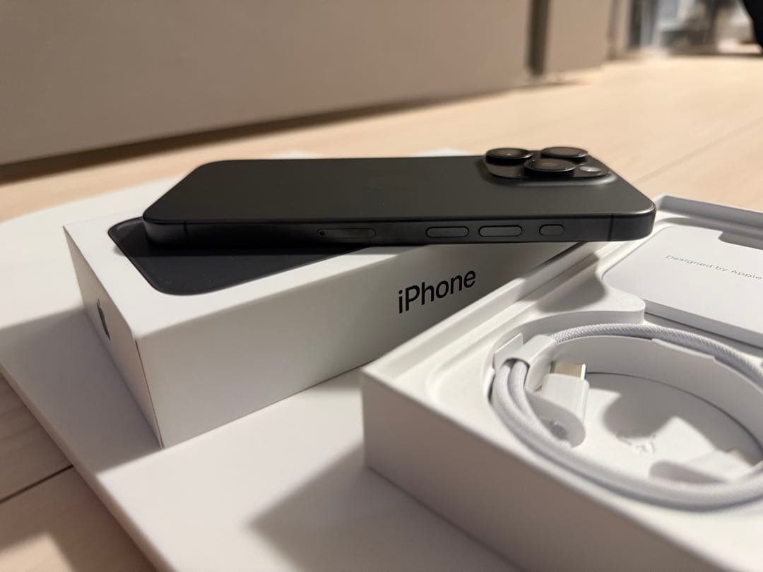 Apple iPhone 15 Pro ブラックチタニウム　本体