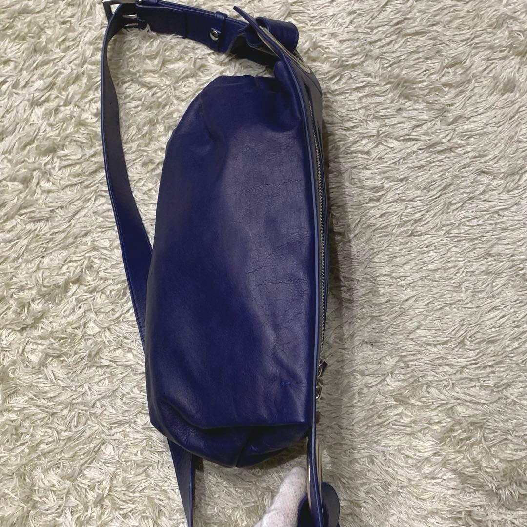 美品✨kawa-kawaカワカワ ハトメ ボディバッグ ショルダー レザー 紺色