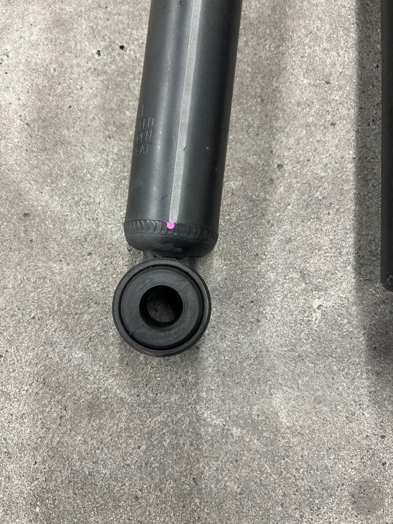 ハイエース200系7型ショックアブソーバーセット2023年5月新車外し4本セット