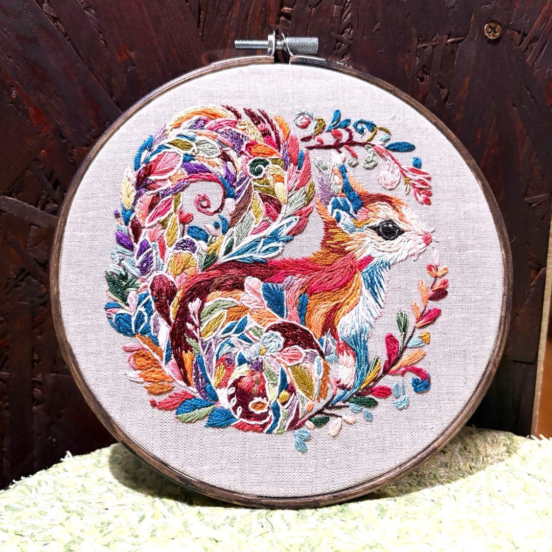 琥*ん様 刺繍フレーム❁⃘16cm　リス　置き型　壁掛け　アジアン　プレゼント