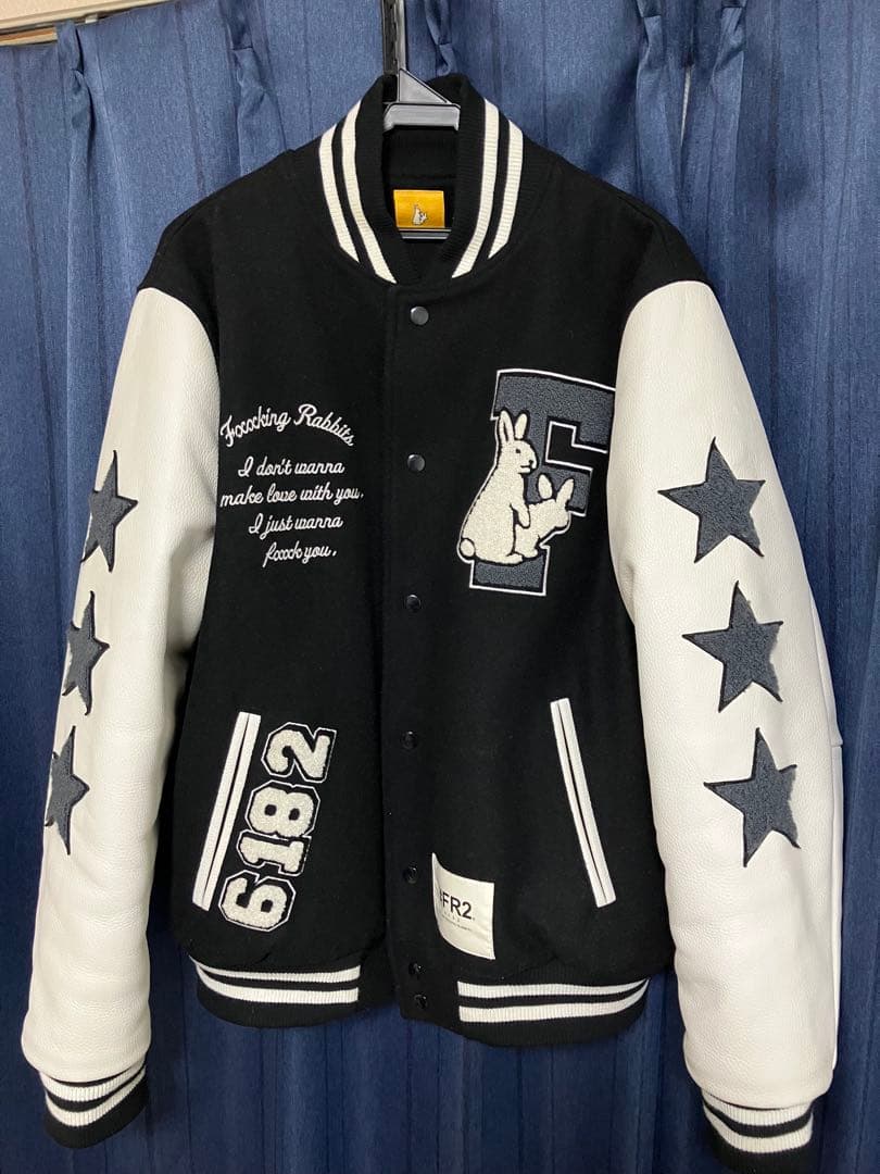 FR2 スタジャン 黒/白 ウサギ刺繍