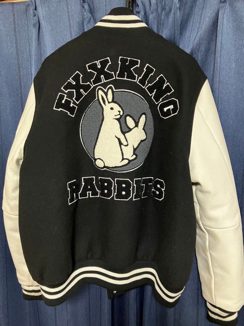 FR2 スタジャン 黒/白 ウサギ刺繍