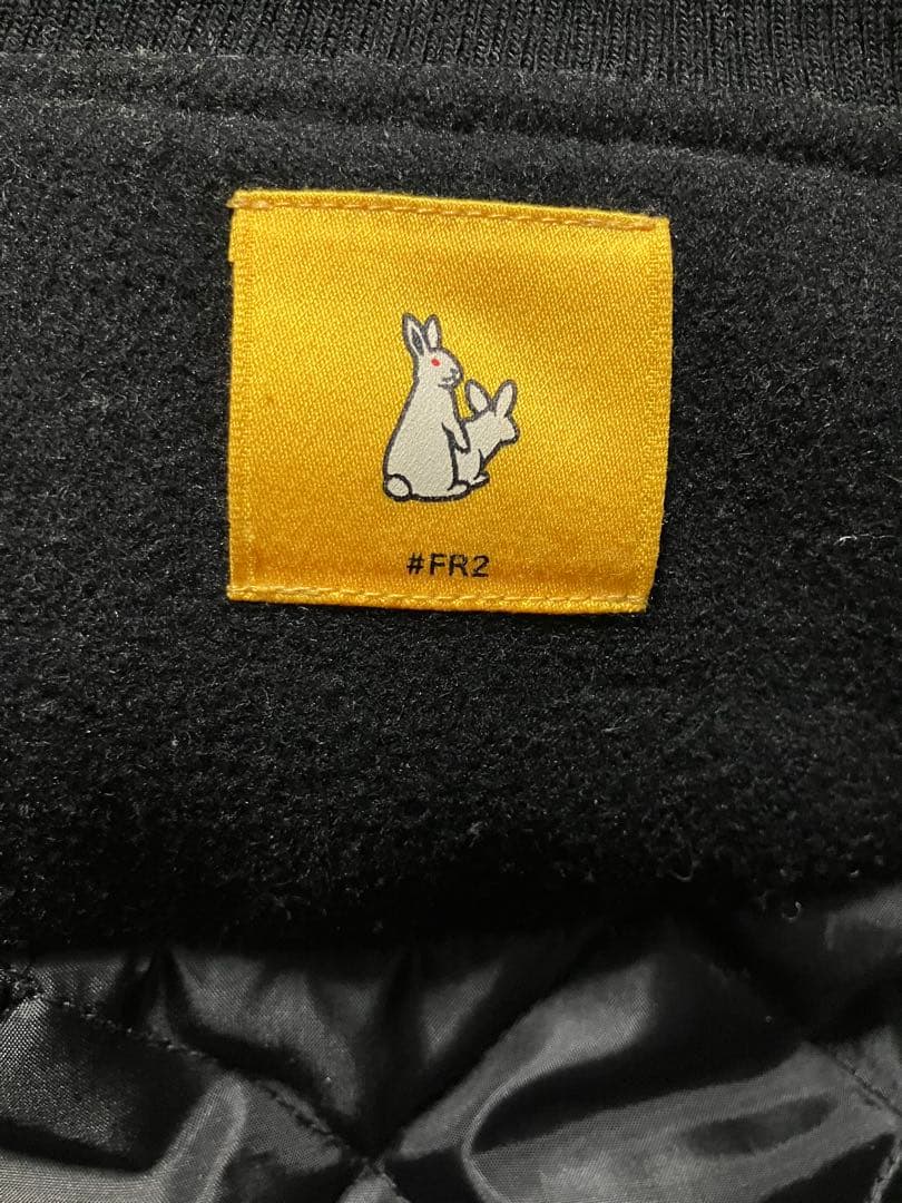 FR2 スタジャン 黒/白 ウサギ刺繍