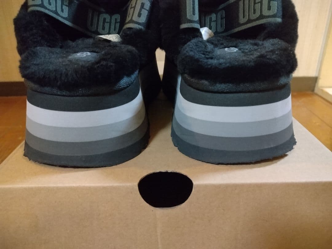 ゆ*ま様 【美品】UGG ディスコ ノット スライド 厚底サンダル ブラック 2