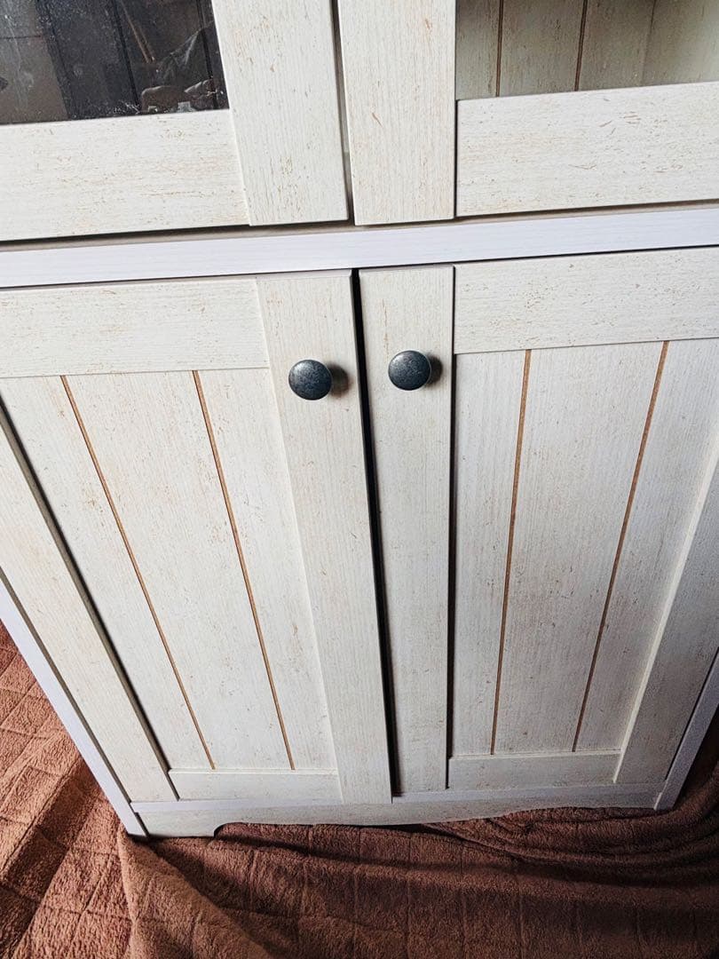 ホワイトキャビネット ガラス扉付き　食器棚