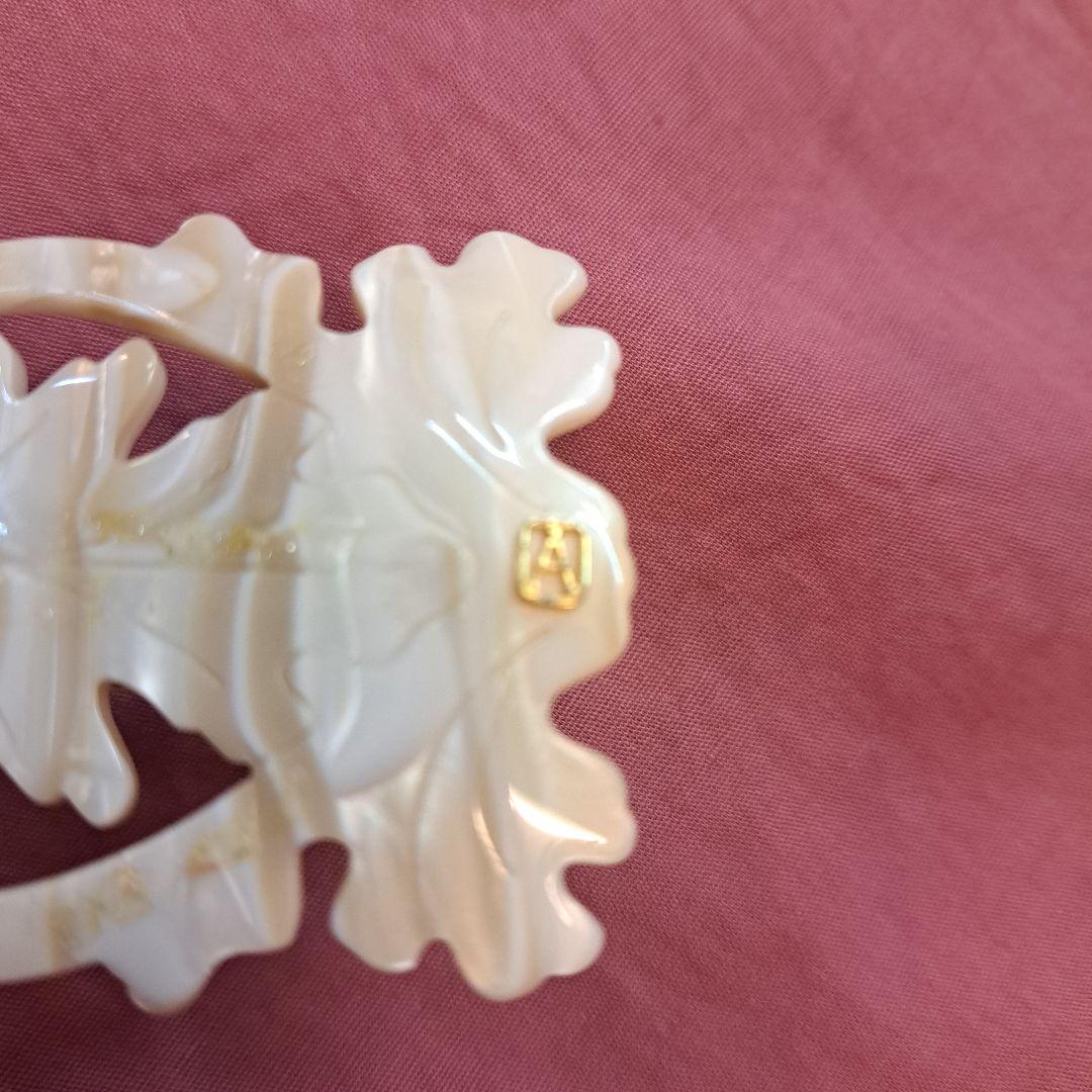 アレクサンドルドウパリス ヘアクリップシェルパールのような輝き