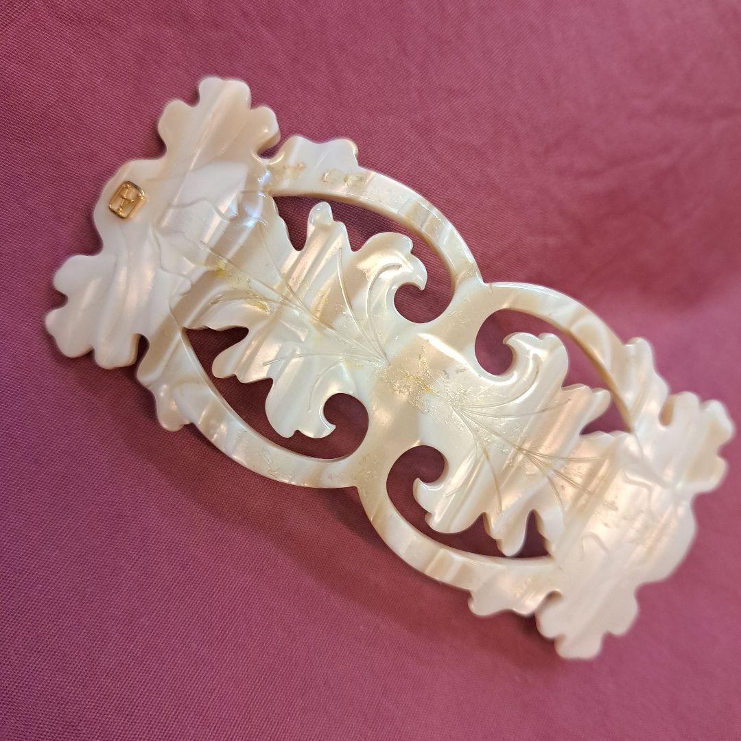 アレクサンドルドウパリス ヘアクリップシェルパールのような輝き