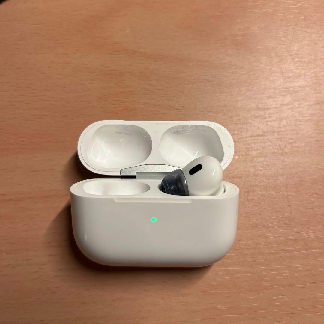 AirPods Proケースと右耳のみ
