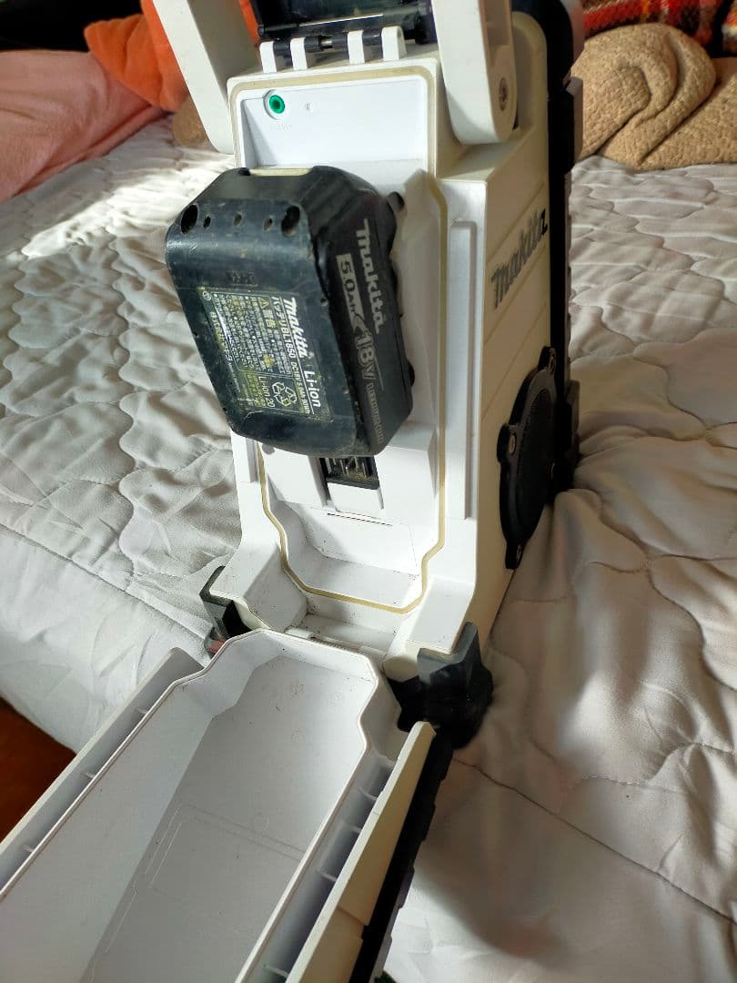 Makita MR107 防水ラジオチューナー