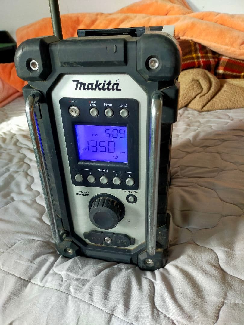 Makita MR107 防水ラジオチューナー