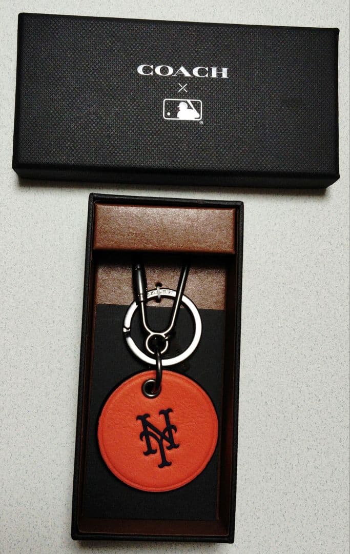 新品箱入 COACH x MLBコラボ　レザー キーホルダー NYヤンキース