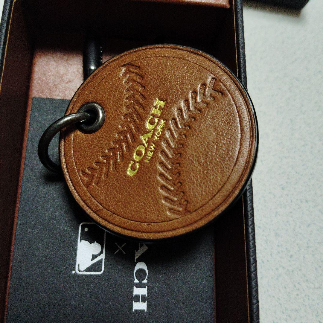 新品箱入 COACH x MLBコラボ　レザー キーホルダー NYヤンキース
