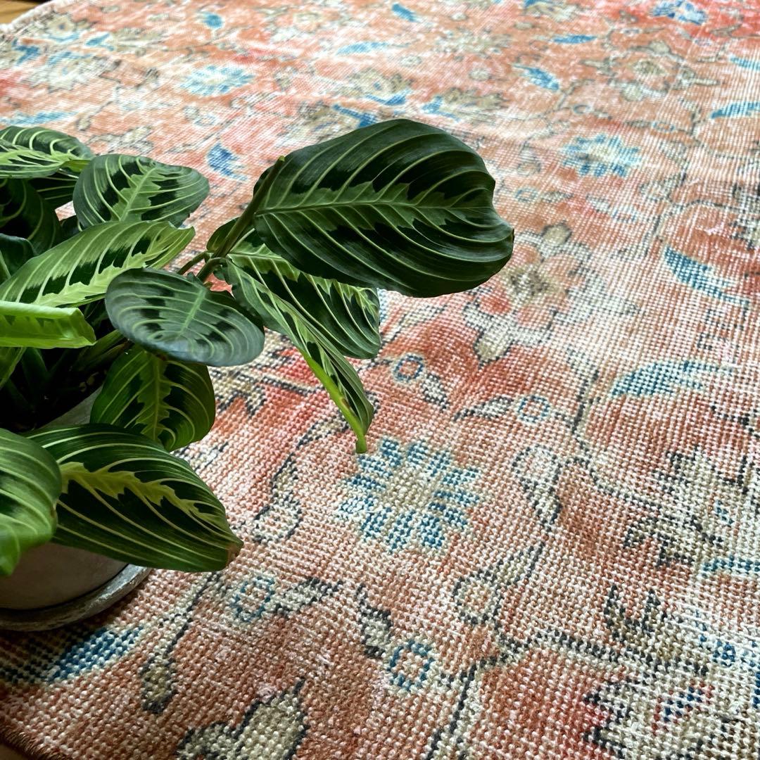 130×184 擦れシャビー　サーモン　草花ボタニカル　トルコヴィンテージラグ