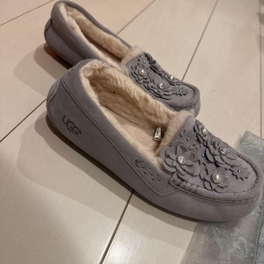 UGG グレー モカシン 花飾り付き