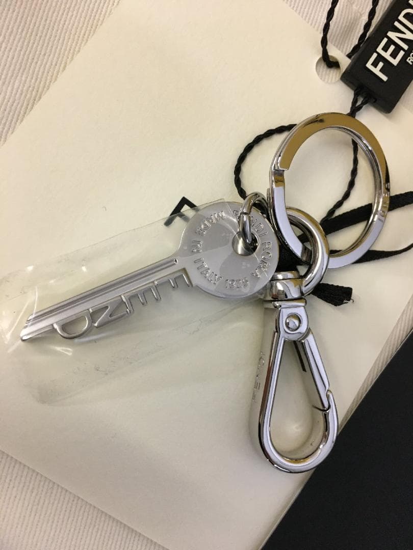 FENDI フェンディ 2025購入 新品 キー 鍵型 メタル キーホルダー