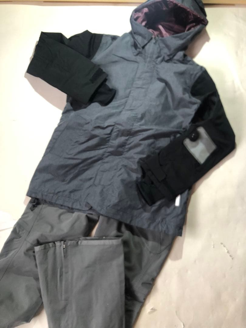 最終セ–ル価格未使用ウィメンズ　スノボーウェア上下セット