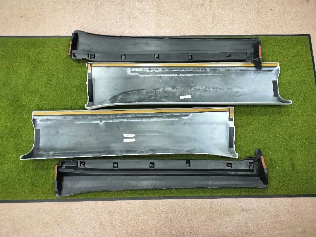 カローラクロス　モデリスタ　サイドスカート新品と中古　左右一式　カラー089