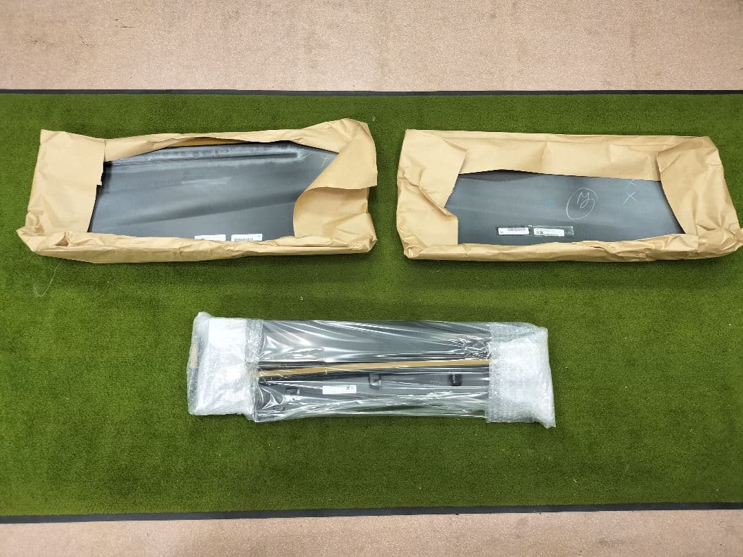 カローラクロス　モデリスタ　サイドスカート新品と中古　左右一式　カラー089