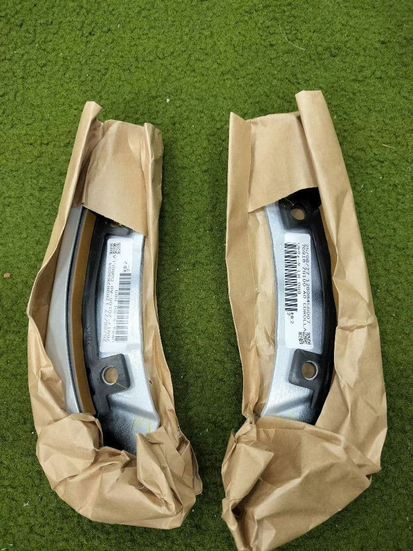 カローラクロス　モデリスタ　サイドスカート新品と中古　左右一式　カラー089