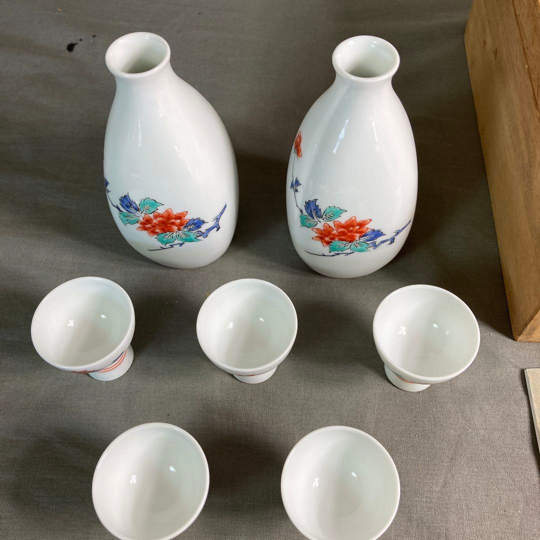 【柿右衛門】赤絵の伝統　名窯　人間国宝　十三代酒井田柿右衛門作　錦牡丹文　酒器揃