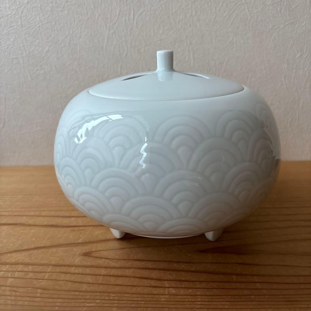 有田焼　人間国宝　井上萬二　美しい白磁青海波文　大きめの香爐　香炉