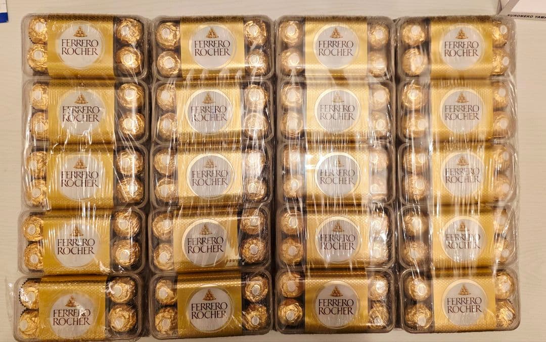 Ferrero Rocher　フェレロロシェ ギフトボックス入り　３２０粒チョコ