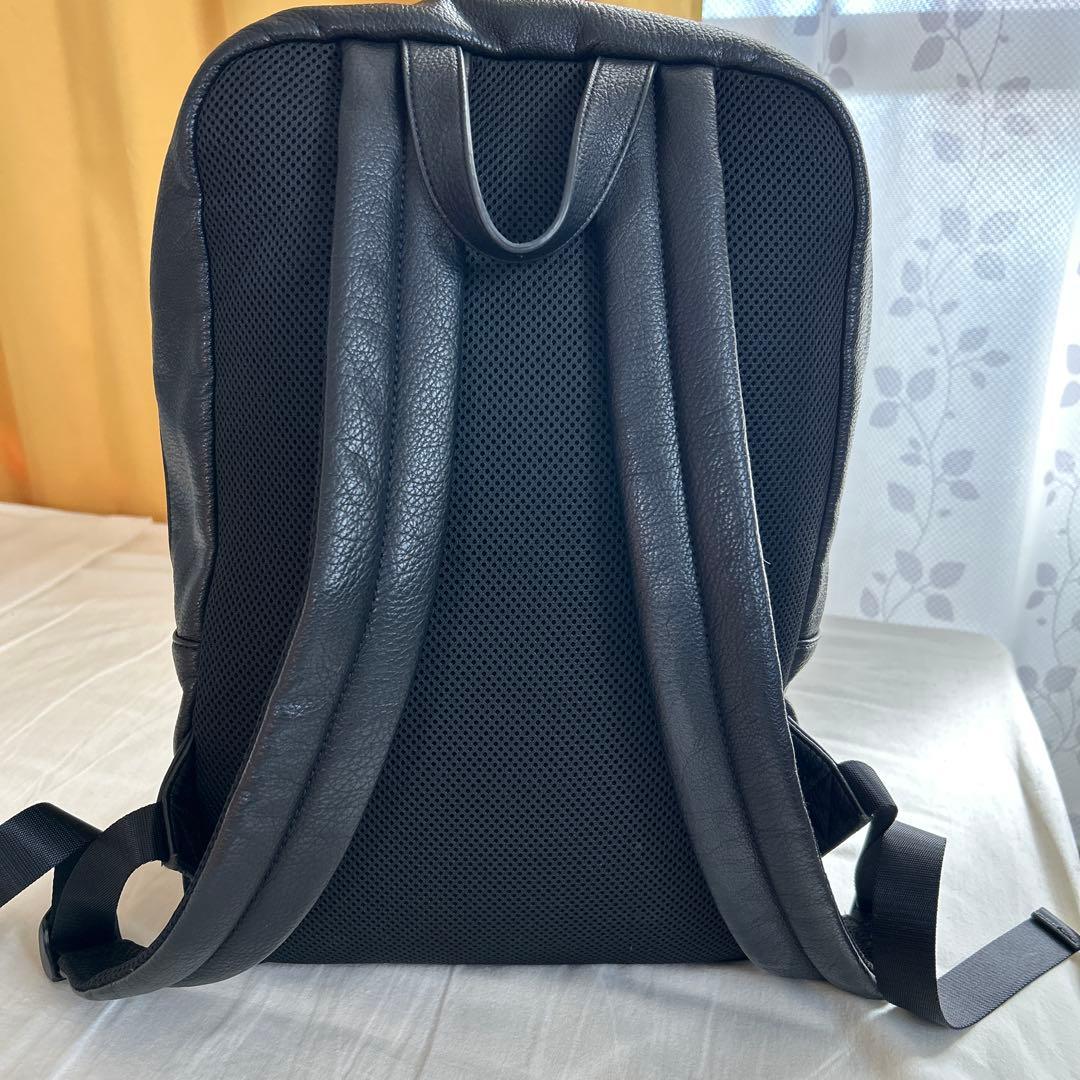 アルマーニ エクスチェンジ リュック 革製 黒