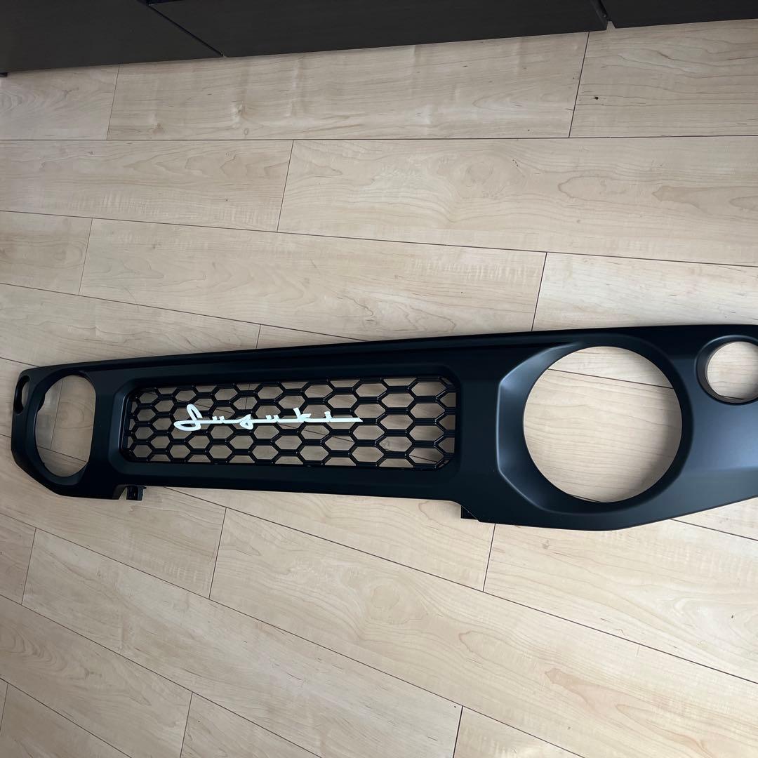 ジムニー JB64W JB/JC74W フロントグリル　筆記体ホワイトエンブレム