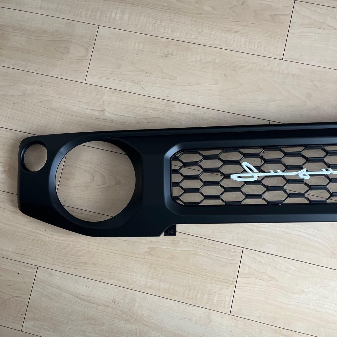 ジムニー JB64W JB/JC74W フロントグリル　筆記体ホワイトエンブレム