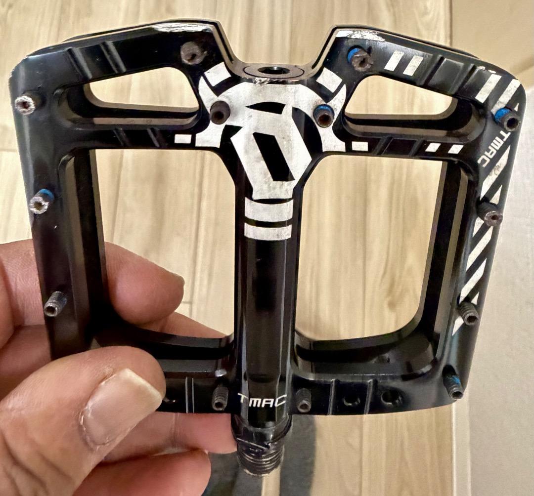 DEITY TMAC アルミフラットペダルMTB ブラック110×105mm