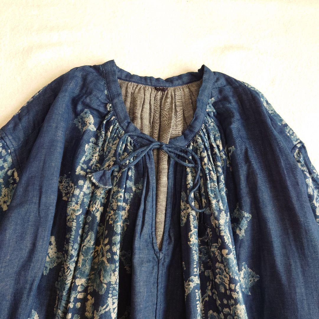 45R 二重織抜染プリントのギャザーブラウス（インディゴ） 45rpm