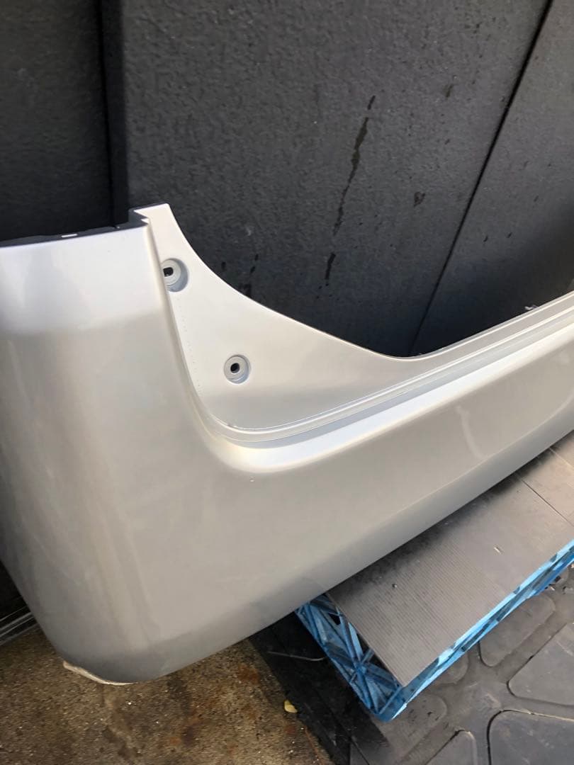 ダイハツ、タントL375S Rバンパー、塗装済シルバー色、美品　Ｓ２８