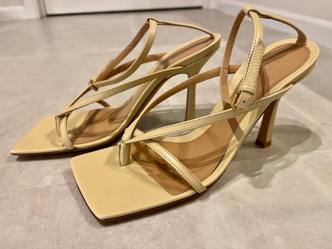 Mami。BOTTEGA VENETA 23SS ストラップサンダル