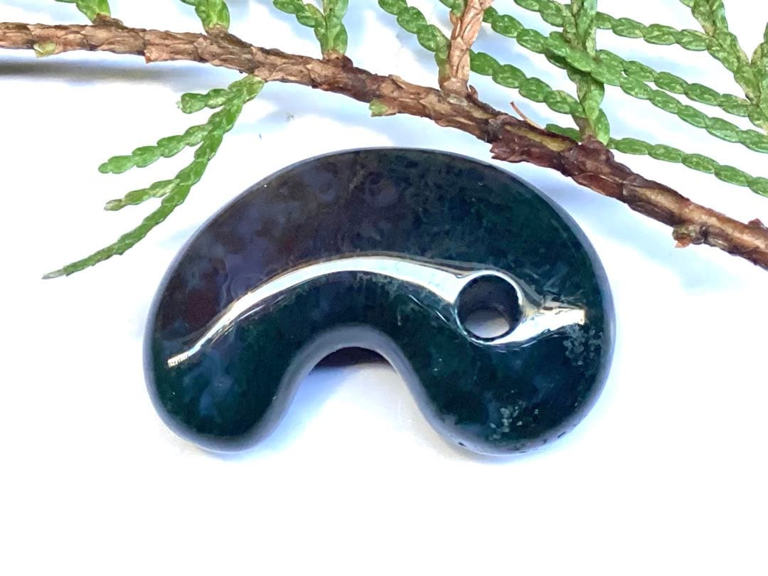 ✳国内の出雲めのう【碧玉】の最高峰勾玉でしょう‼️ 天然石 浮き草文様 鑑別書付