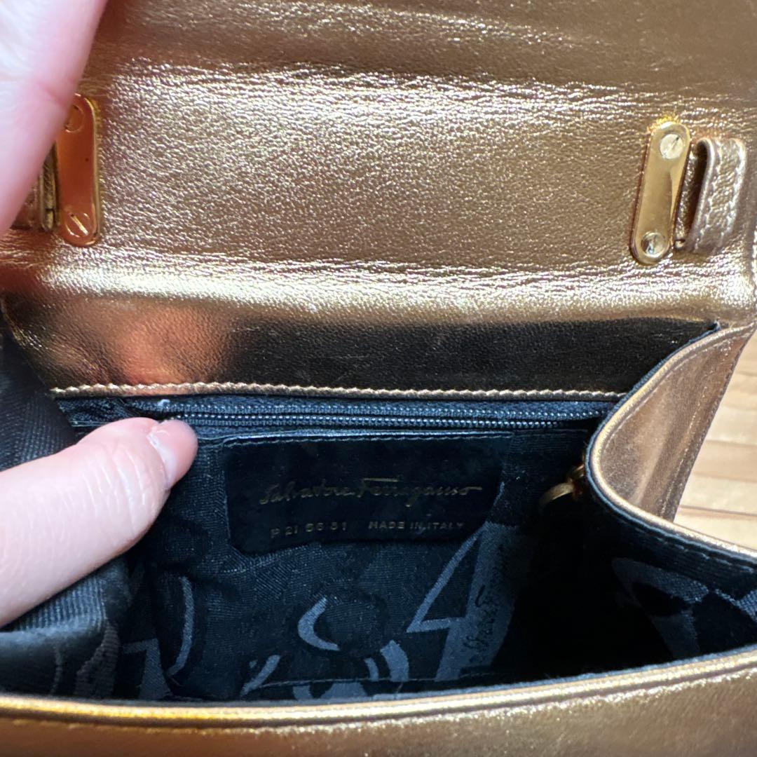 フェラガモ　ゴールド パーティバッグ