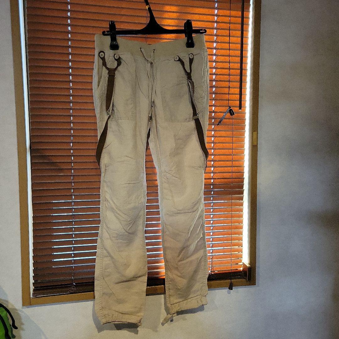 サスペンダー付きベージュパンツ