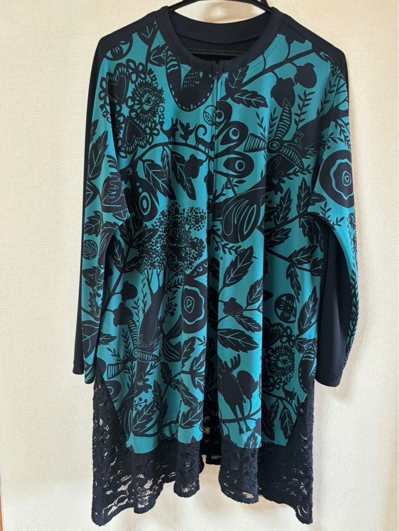 『美品』⭐️トクコプルミエヴォル⭐️黒地に木やお花鳥等柄裾レース豪華チュニック❣️