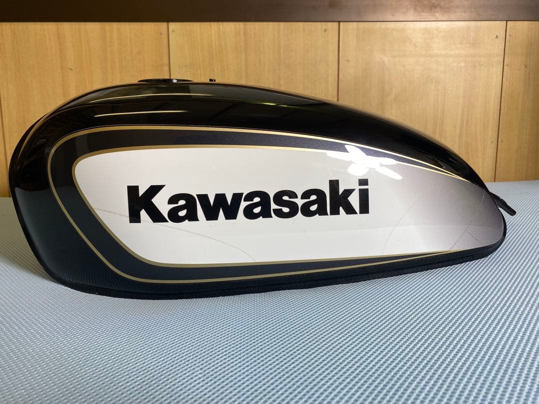 250TR 純正　フューエルタンク　黒　白　インジェクション　FI