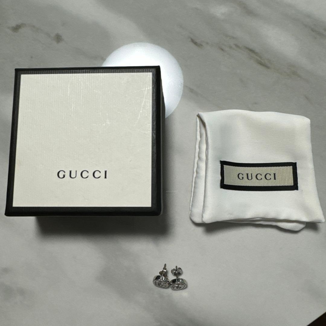 GUCCI ロゴ入りスタッドピアス