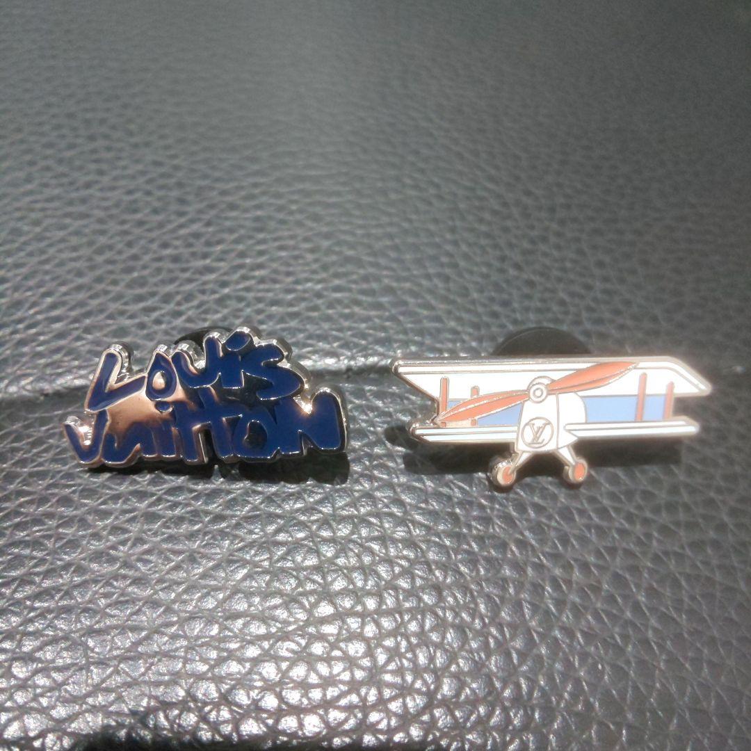 く*売様 Louis Vuitton ヴィトン ピンバッジ ロゴ 飛行機 二個セ