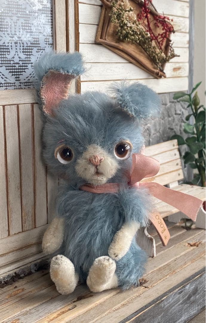 【人気ぬいぐるみ作家haco_decoさん】ピンクのリボンをした水色のうさぎさん