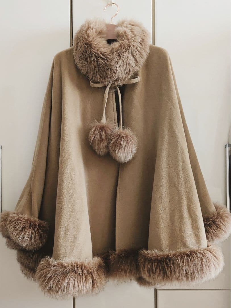 ブルーフォックスファー付きポンチョコート