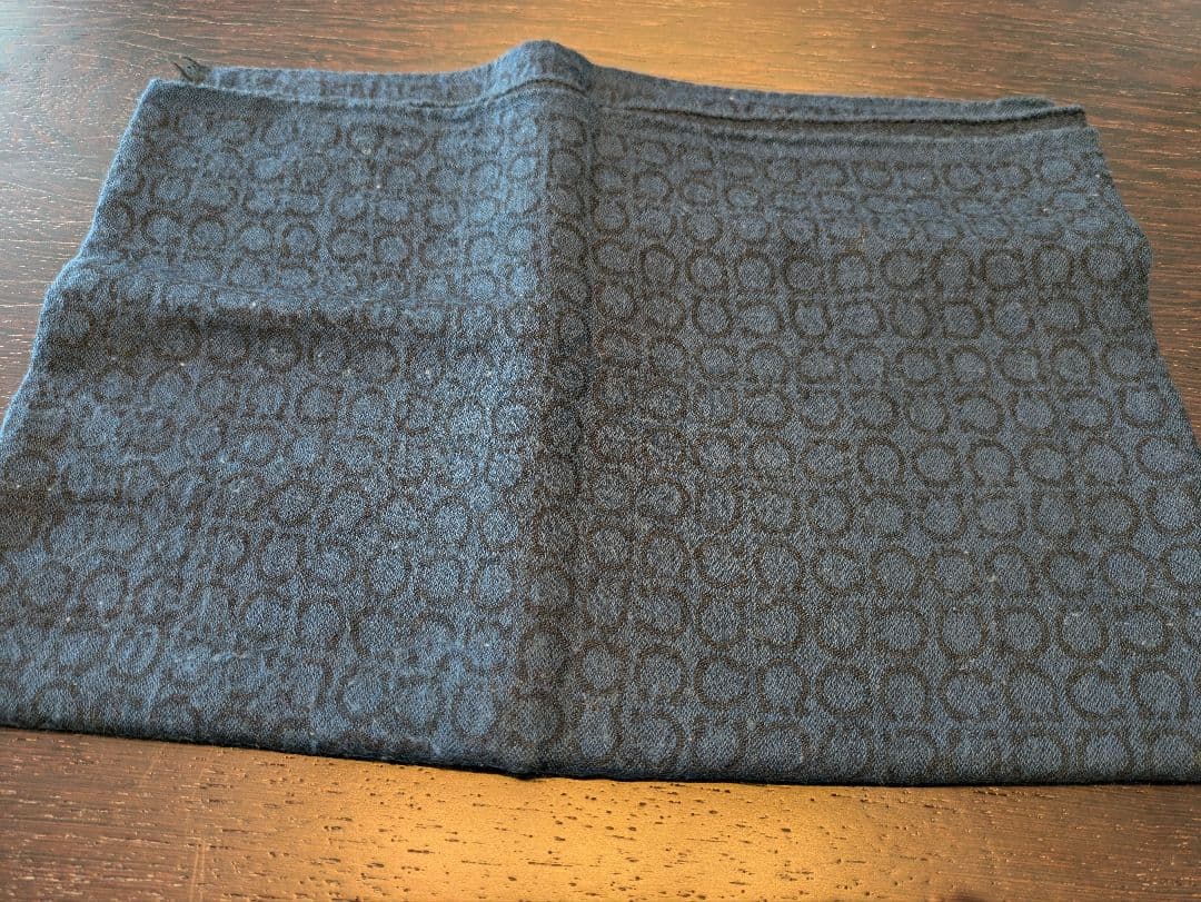 【限定セール価格】フェラガモ Ferragamo ダークブルー ストール