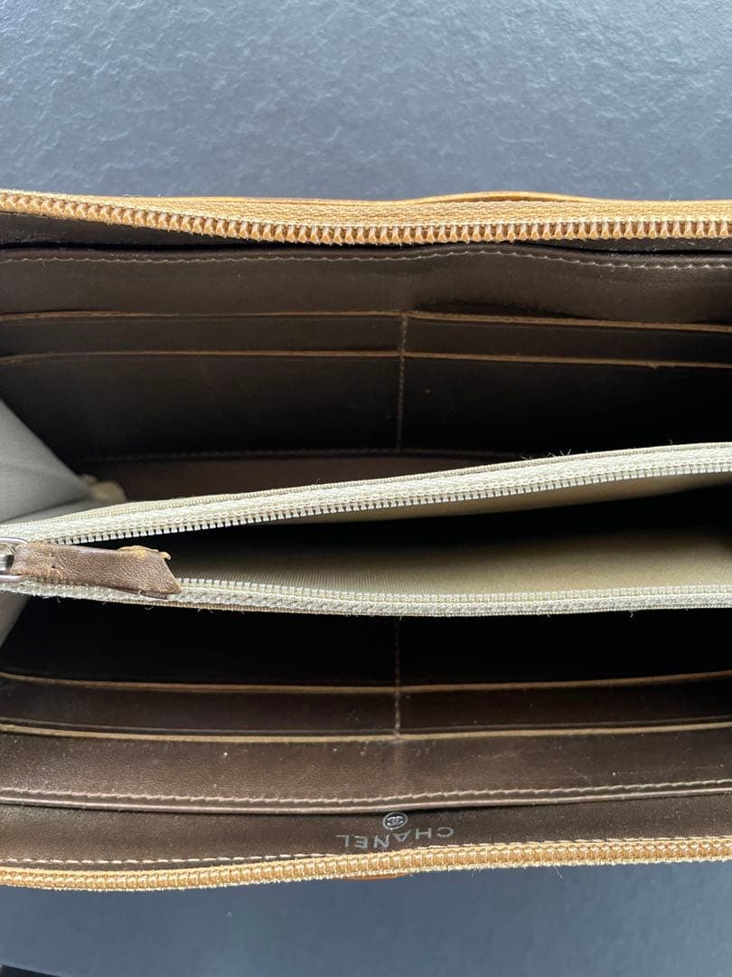 希少色　CHANEL シャネル　長財布　ゴールド