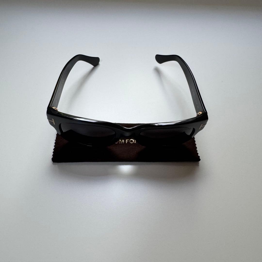 TOM FORD ブラックサングラス